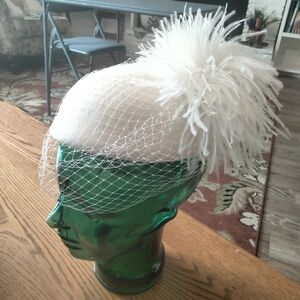 Elegant Vintage White Fedoria Feathered Hat with Veil
